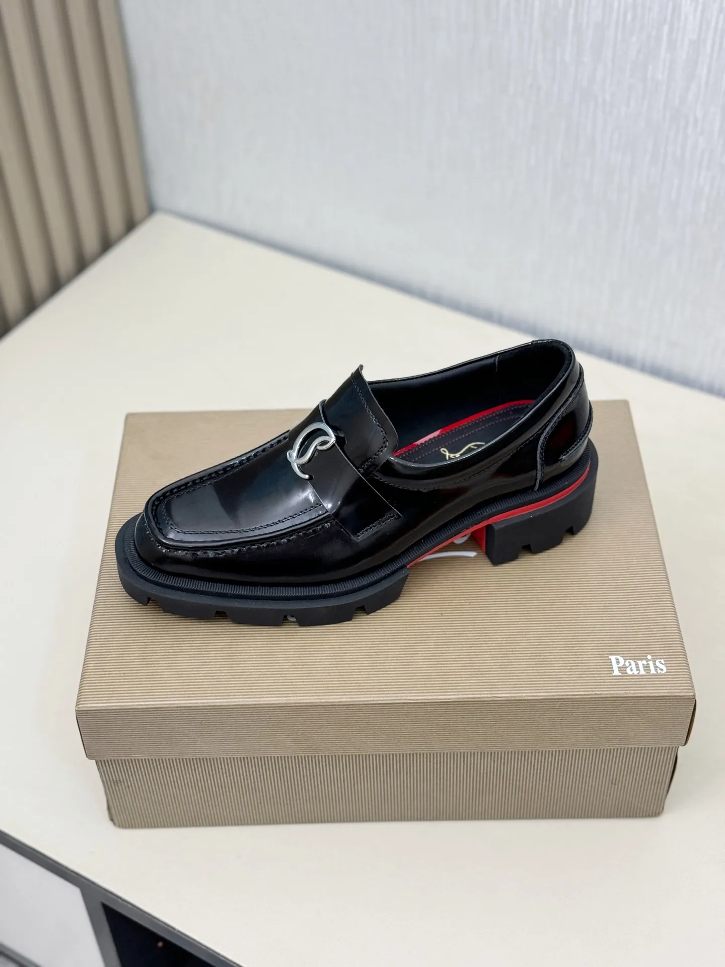 [CL～High-end men’s red-soled shoes] Top P: 880💰. Size: 39-44 (38.45.46 can be customized) 🆑Top original order purchasing agent Imported open-edge bead fabric and water-dyed cowhide inside 🉑️ Imported TPU rubber sole, wear-resistant and non-slip, full of European style.